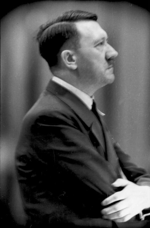 Adolf-Hitler-1942-portrait