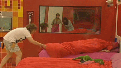 Seany pulls Lesley covers