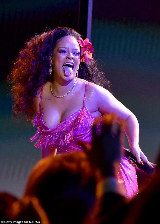 48B0D30500000578-5324535-Having_a_good_time_Rihanna_looked_right_at_home_on_stage_as_she_-a-25_1517227291359