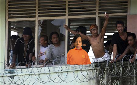 Prisoners-look-through-broken-windows