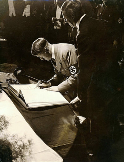 adolf_hitler_by_shitdeviant-d6cnqmm